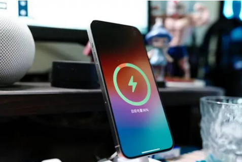 泗阳苹果15换屏服务分享用什么充电器给iPhone15充电更好 
